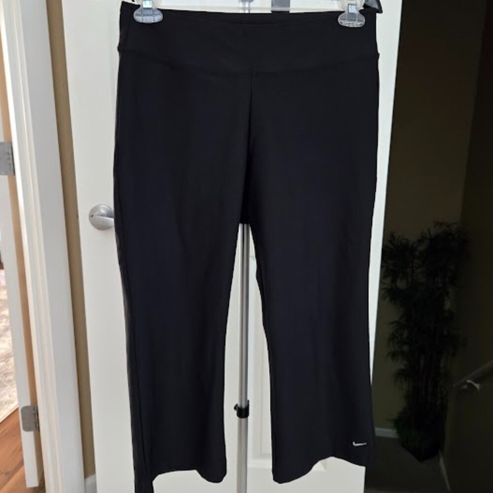 NWOT Nike Dri Fit sz medium stretchy capri pant